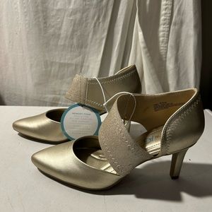 Andrew Geller gold tone memory foam 2” heels stretch front strap size 5.5 NWT